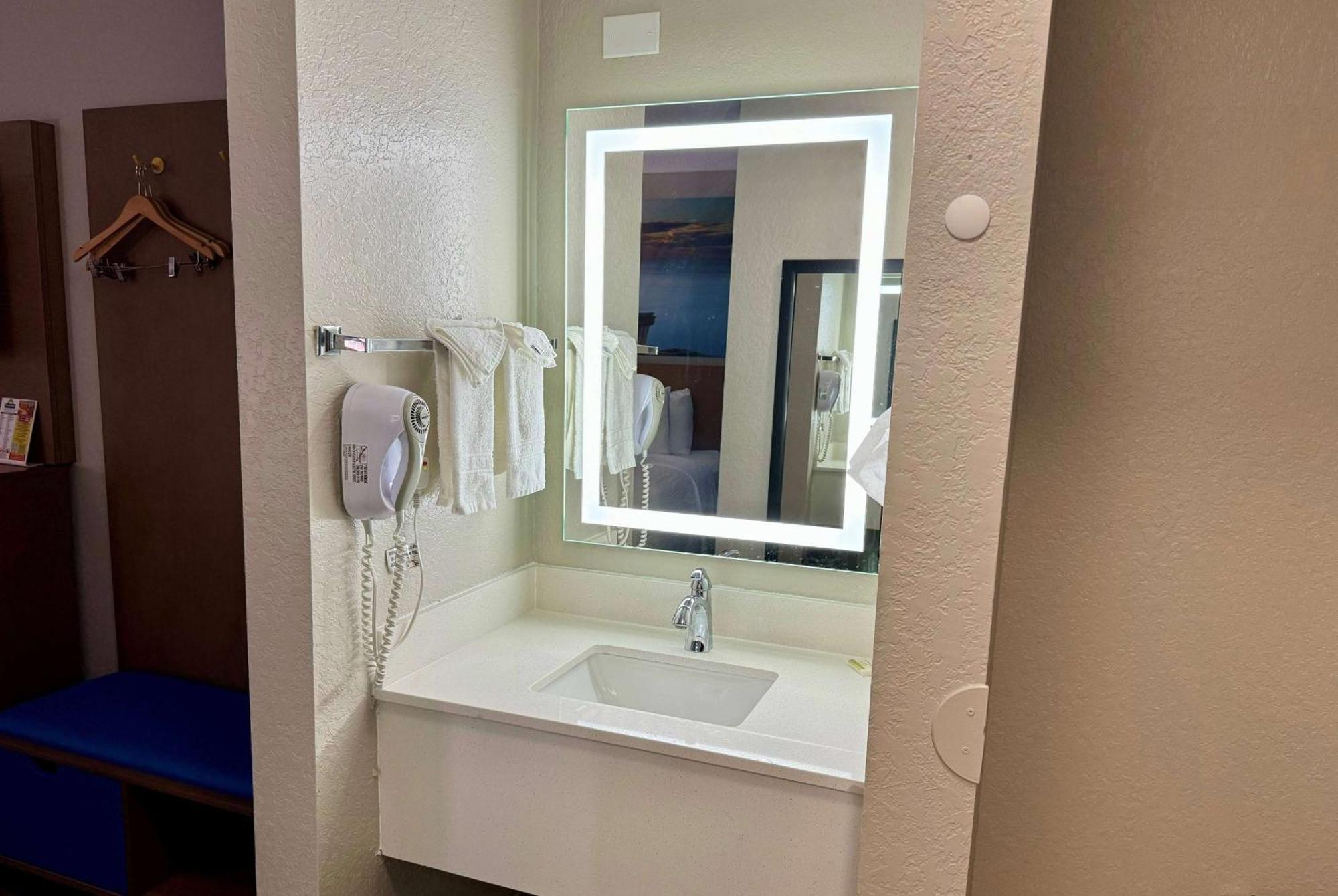 Days Inn By Wyndham Sarasota I-75 Vamo Exterior photo